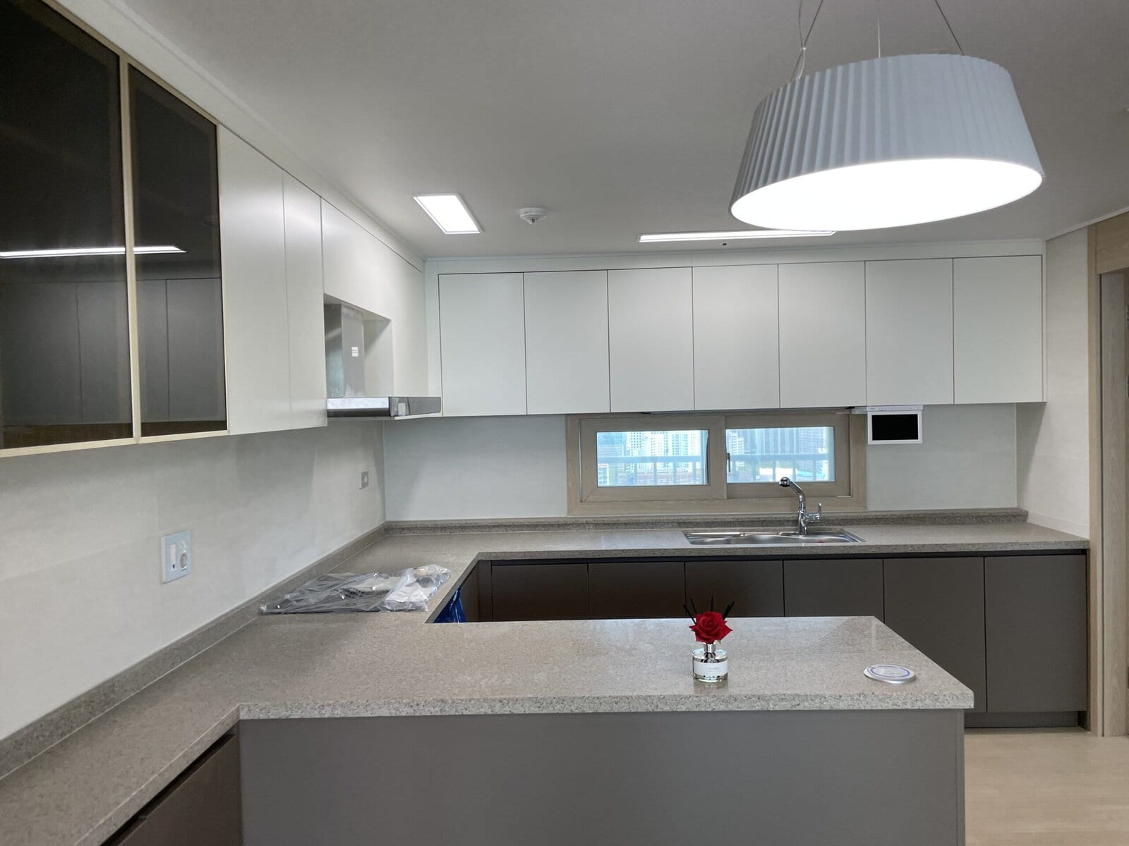 Clean, empty kitchen of a newly available apartment in Busan before move-in